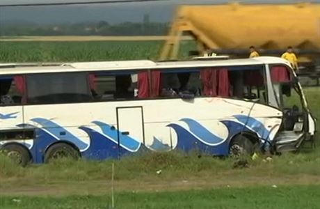 Snímky havarovaného autobusu (zábr z videozáznamu).