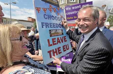 Nigel Farage, ldr strany UKIP a jeden z vdch hlas pro brexit. Kdy v den...