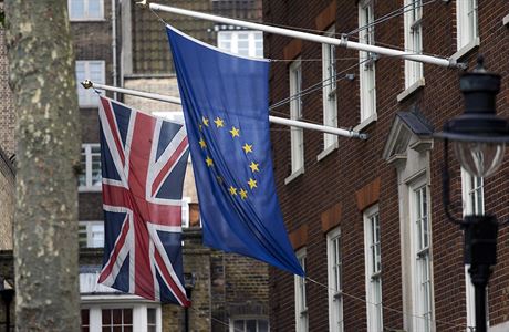 Evropská a britská vlajka na zdi Evropského domu v Londýn.