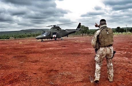 Písluník eské armády a transportní vrtulník - ilustraní foto