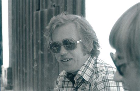 Václav Havel se sluneními brýlemi na snímku ze 70. let.