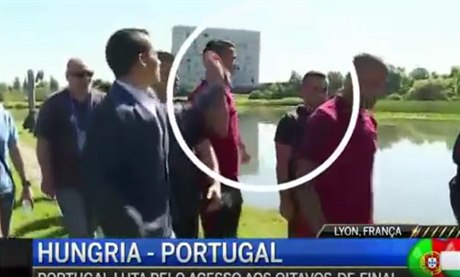 Ronaldo zahodil mikrofon novináe do jezera.