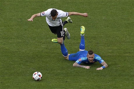 Juraj Kucka a Julian Draxler v souboji o míč v osmifinále Eura 2016.