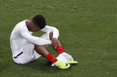 Anglický útočník Daniel Sturridge nemůže uvěřit tomu, že Anglie zase na velkém turnaji neuspěla.
