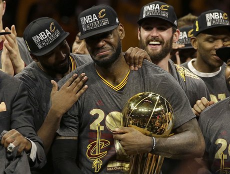 LeBron James se raduje z vítzství v NBA.