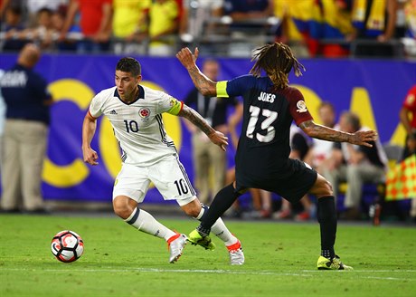 Kolumbijský hráč James Rodriguez (10) bere míč  Jermaine Jonesovi (13) při...