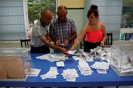 Vítězem španělských voleb je podle průzkumu vládnoucí Lidová strana