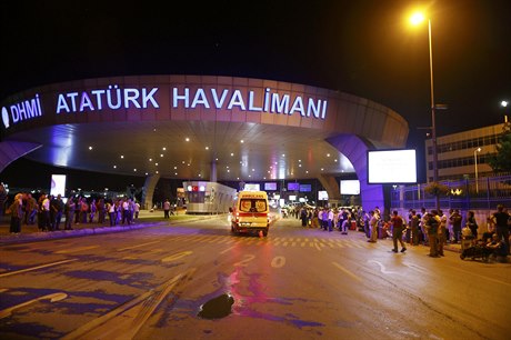 Sanitka pijídí na Atatürkovo letit v Istanbulu