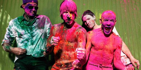 V nejlepích letech. Red Hot Chili Peppers jsou sice u postarí pánové, kus bláznivosti jim ale zstal.