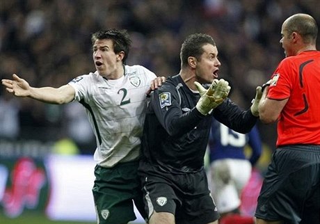 Sean St Ledger (vlevo) a Shay Given reklamují ruku Thierryho Henryho u...