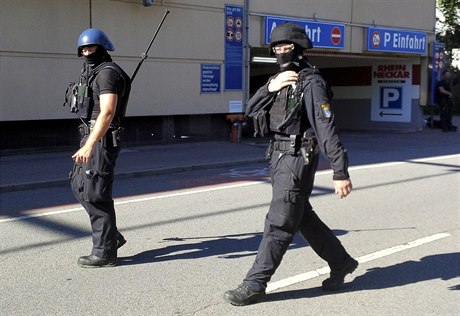 Policisté ze speciální jednotky na míst.