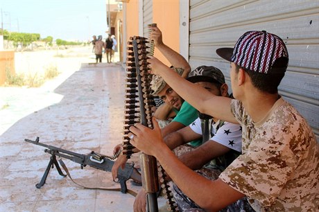 Bojovník ozbrojených sil spojených s novou libyjskou vládou jednoty si chystají...
