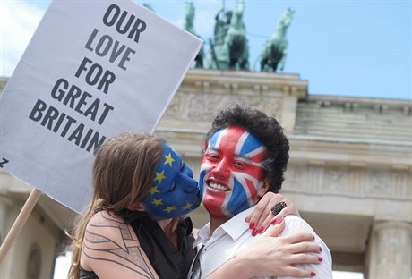 Nae láska pro Velkou Británii. Mladý pár na snímku rozhodn podporuje...