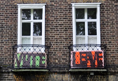 Obyvatelé tohoto londýnského domu (na snímku z 20. června) podporují odchod...