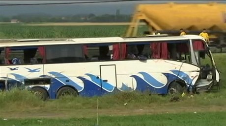 Snímky havarovaného autobusu (zábr z videozáznamu).