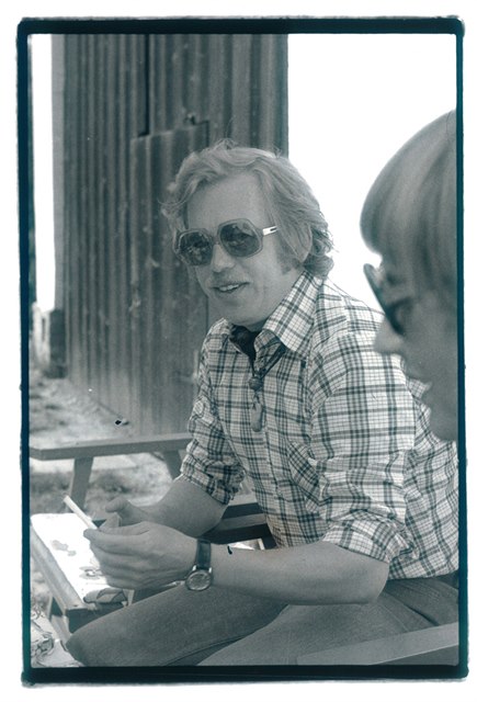 Václav Havel se slunečními brýlemi na snímku ze 70. let.