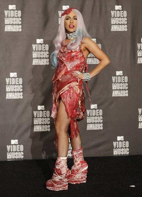Lady Gaga šokovala róbou, která byla z kusů hovězího masa