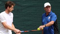 Andy Murray trnuje ped prvnm kolem Wimbledonu s Ivanem Lendlem.