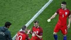 Slovensko vs. Anglie (Rooney pichází a Cahill mu pedává pásku).