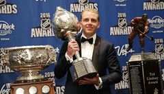 Patrick Kane se svými trofejemi z NHL Awards.