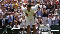 Novak Djokovi po své výhe v prvním kole Wimbledonu 2016.