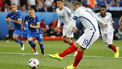 Anglie vs. Island (Rooney promuje penaltu).