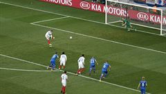Anglie vs. Island (Rooney promuje penaltu).