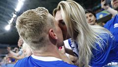 Hrá Islandu Kolbeinn Sigthorsson se líbá se svojí enou po vyazení Anglie z...