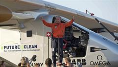 Pilot Bertrand Piccard slaví pistání v Seville.