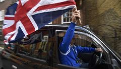 idi taxi slaví konené výsledky referenda. Ulicemi Londýna projídí s vlajkou.