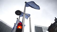 Červená na semaforech u sídla EU v Bruselu.