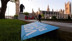 Plakát Vote remain zstal ped britským parlamentem opoutný po vyhláení...