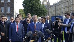 Lídr protievropské strany UKIP Nigel Farage pi vítzném projevu.