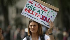 Britové odmítají pravdu o brexitu. Ať Mayová zpřetrhá vazby co nejdřív, říkají