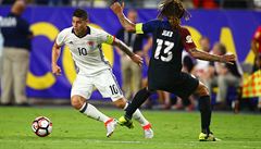 Kolumbijský hráč James Rodriguez (10) bere míč  Jermaine Jonesovi (13) při...