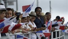 Diváci sledují první lo, která po letech proplouvá Panamským prplavem