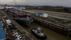 Do Panamského prplavu, rozíeného po devítileté rekonstrukci, vplula první lo