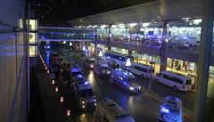 Sanitky pijídjí ped terminál Atatürkova letit