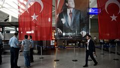 Bezpenostní sluba na Atatürkov letiti den po útoku