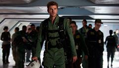 Liam Hemsworth jako  letec a vesmírný jeábník Jake Morrison.