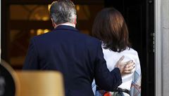Britský premiér David Cameron odchází s manelkou Samanthou z tiskové...