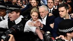 Jeremy Corbyn pichází na demonstraci v Londýn.