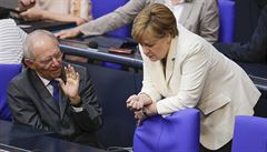 Kancléka Angela Merkelová (vpravo), mluví s ministrem financí Wolfgangem...