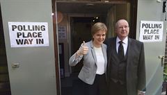 Skotská první ministryn Nicola Sturgeonová a její manel Peter Murrel...