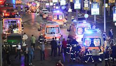 Záchranáři ošetřují zraněné po útoku Atatürkovo letiště v Istanbulu. | na serveru Lidovky.cz | aktuální zprávy