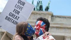 Nae láska pro Velkou Británii. Mladý pár na snímku rozhodn podporuje...