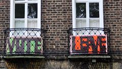 Obyvatelé tohoto londýnského domu (na snímku z 20. června) podporují odchod...