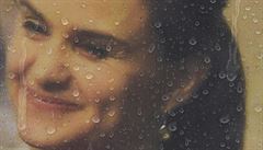 Na portrét zavra�d�né Jo Coxové dopadají de��ové kapky. Jedena�ty�icetiletá...