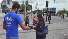 Aktivisté kampan REMAIN rozdávají letáky na ulici.
