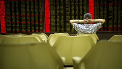 ínský investor v Pekingu sleduje vývoj cen akcií.
